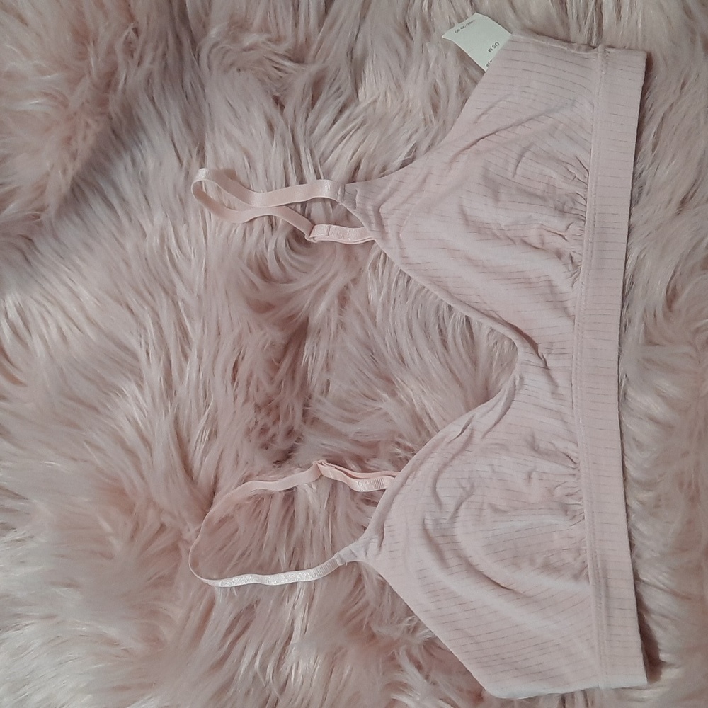 New without tags. size medium Aerie bralette Lt. Pink
